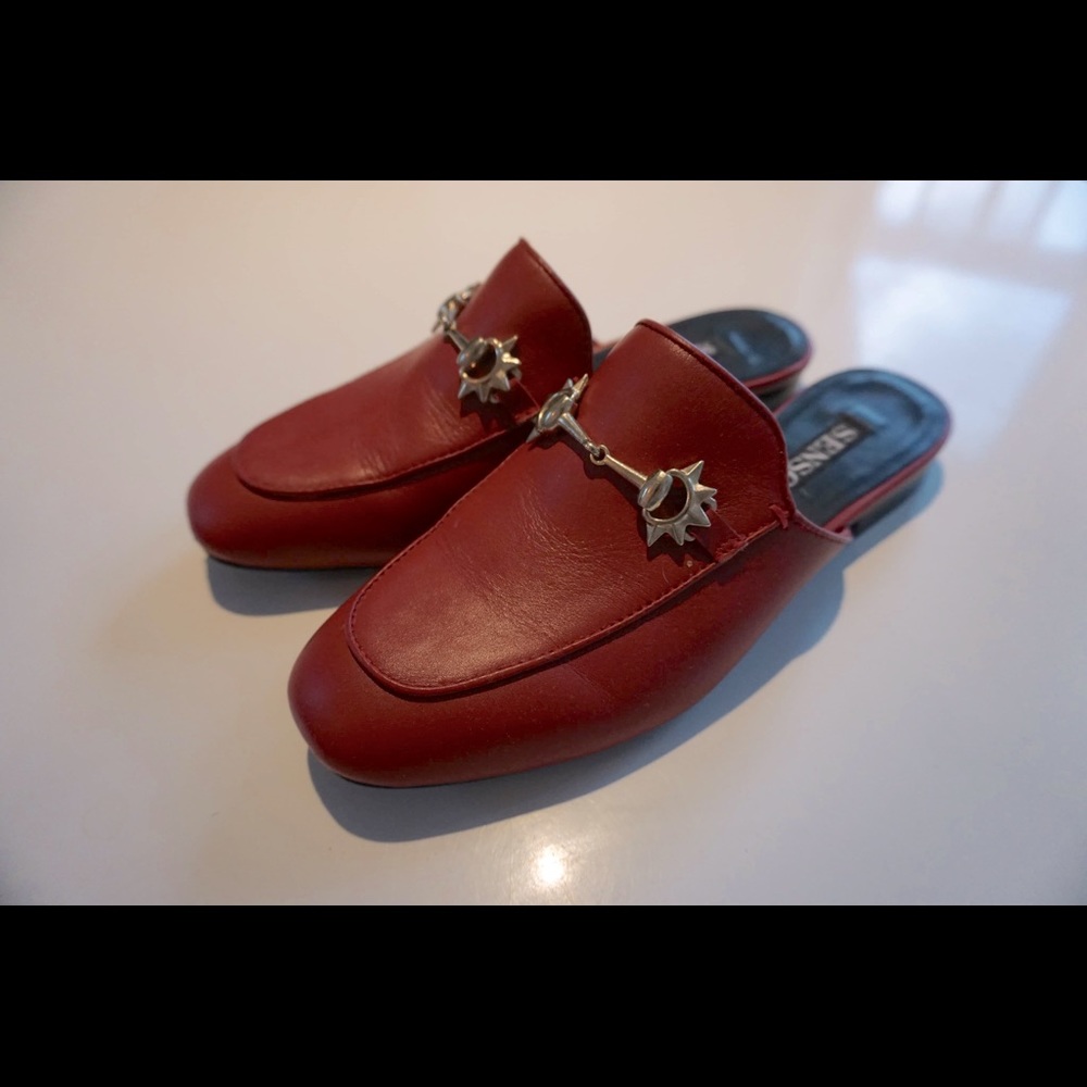 Senso des mules with jewelery